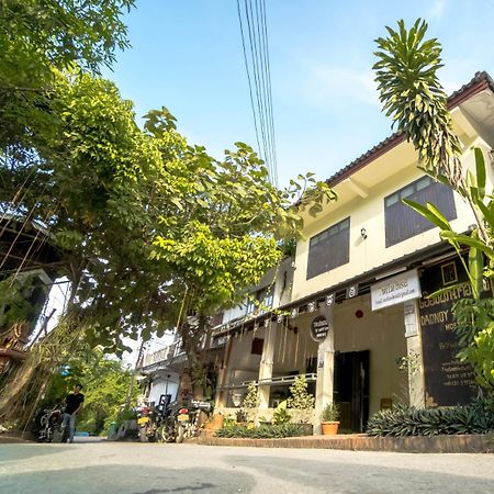 Y Not Laos Hostel Луангпхабанг Экстерьер фото